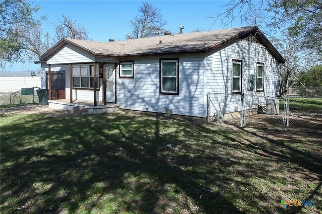 Building Photo - 2701 Hillside Dr