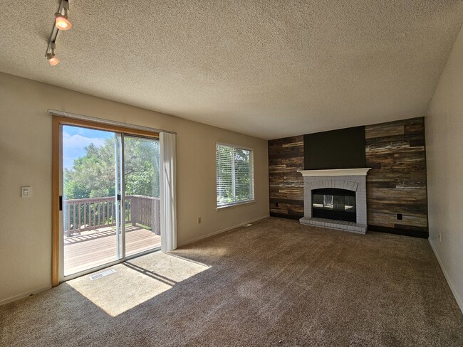 Building Photo - Functional 3 Bed with Flex Room House in H...