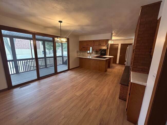 Área de comedor 15' x 12' - 1511 Hillcrest Ct