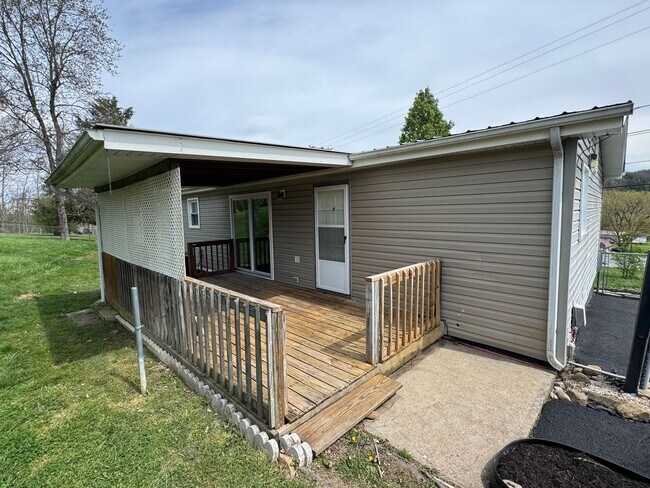 Foto del edificio - Renovated 3BR Home in Kingsport | Large Kitchen, W/D Included & Deck