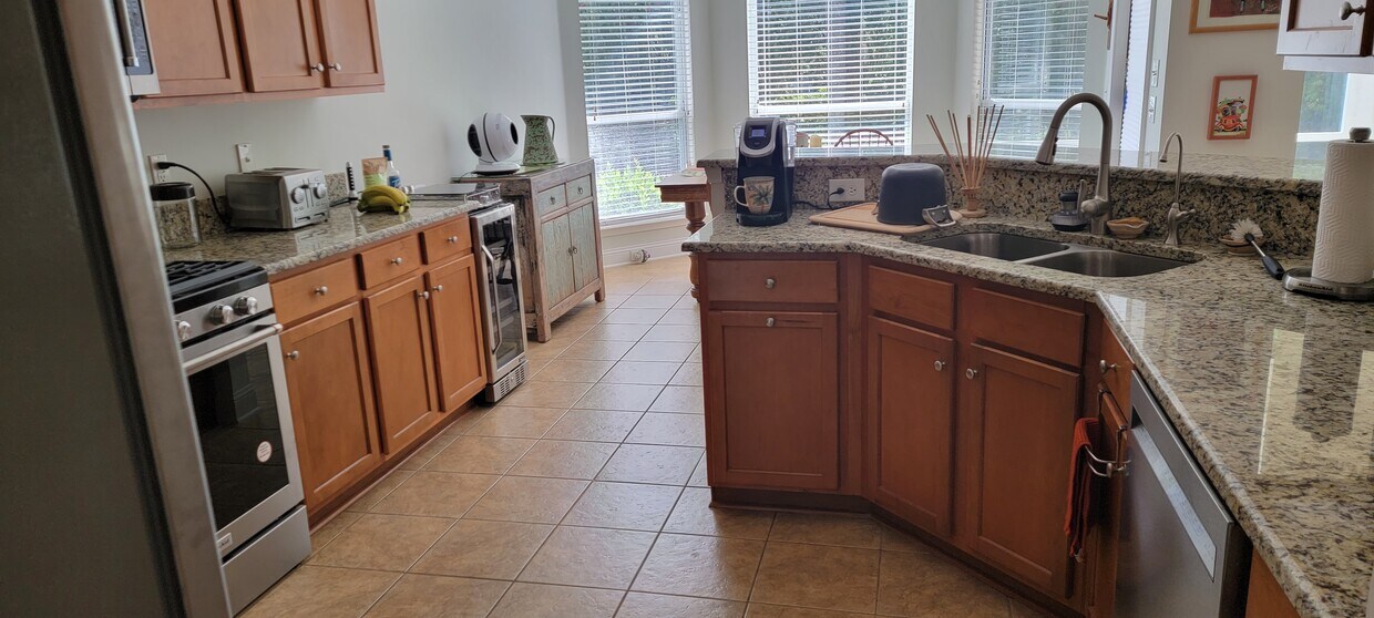 Kitchen - 921 Oxford Dr