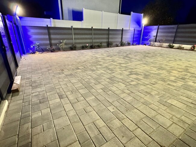 Foto del edificio - 17807 San Fernando Mission Blvd