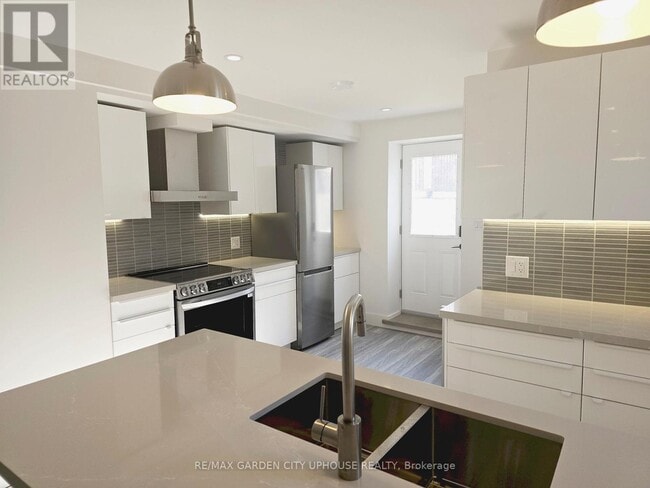 Building Photo - 168 Russell Ave