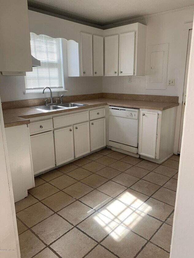 Primary Photo - 10232 Oakridge St