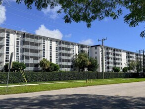 Building Photo - 16851 NE 23rd Ave