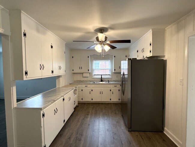 Foto del edificio - T.R. Lawing Realty Property