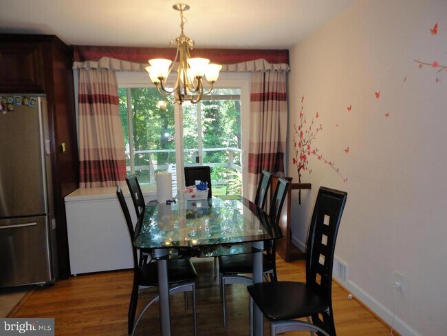 Foto del edificio - 4521 Mayfield Dr