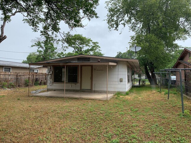 Building Photo - HUGE YARD