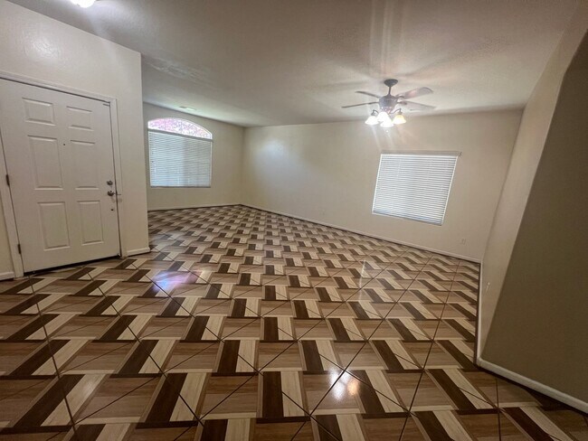 Foto del edificio - ***JUST REDUCED!!!*** Spacious 4 bedroom, ...