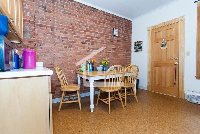 Foto del edificio - Nice, Affordable Brighton 5 Bed/2 Bath right off Beacon St for 9/1.  NO BROKER FEE!!!