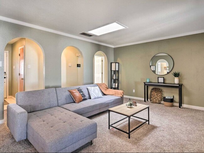 Building Photo - 3 Bedroom Single Family Home in Clovis