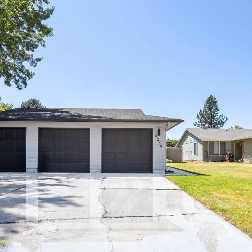 Foto principal - Completely Remodeled 3 Bedroom Duplex with...