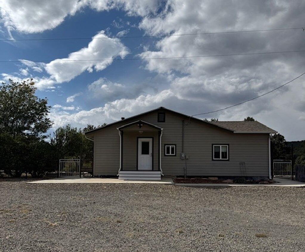 Primary Photo - Country home on 35 acres