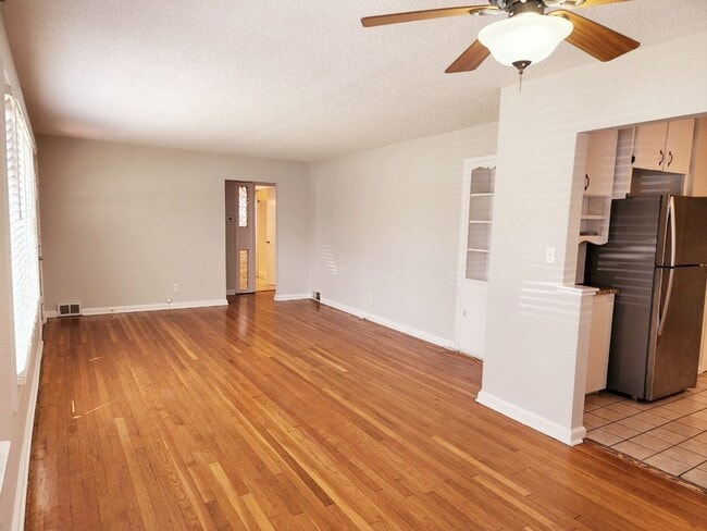 Building Photo - Charming Bunglow in Delaware Neighborhood Close To MSU & Mercy Hospital