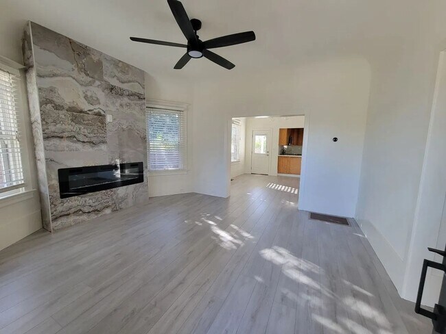Foto del edificio - Beautiful Home For Rent in Folsom, CA 3 be...