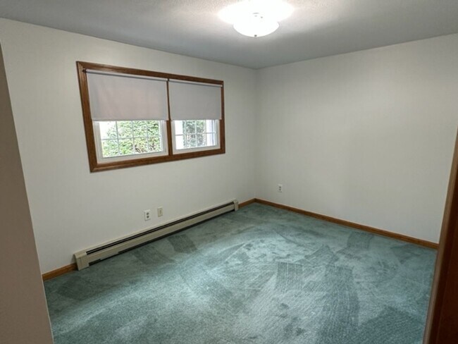 Building Photo - 5 Meadowlark Ln