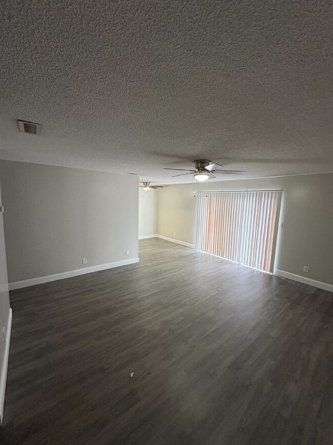 Building Photo - Stylish Remodeled 1BR Condo with Pool & Low HOA – Ideal Winter Park Investment