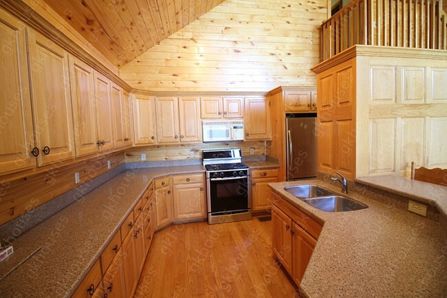 Building Photo - 4 bed / 3.5 bath home
