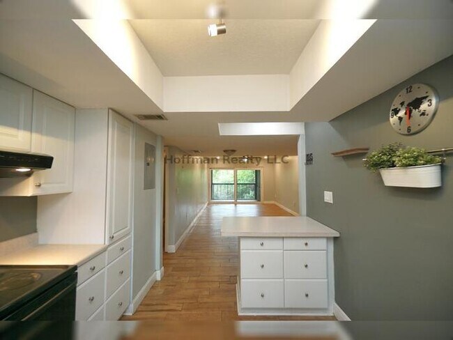 Foto del edificio - Charming 2-Bedroom Condo in St. Petersburg