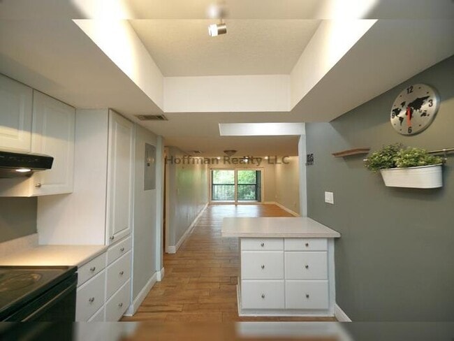 Building Photo - Charming 2-Bedroom Condo in St. Petersburg