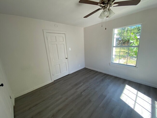 Building Photo - 1209 S Maxey St
