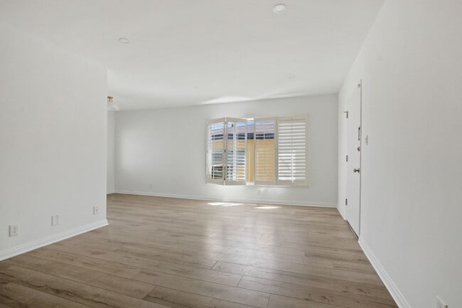 Building Photo - 943 6th St