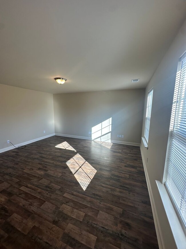 Foto del edificio - Beautiful 3 Bed 2.5 Bath Townhome Mins fro...