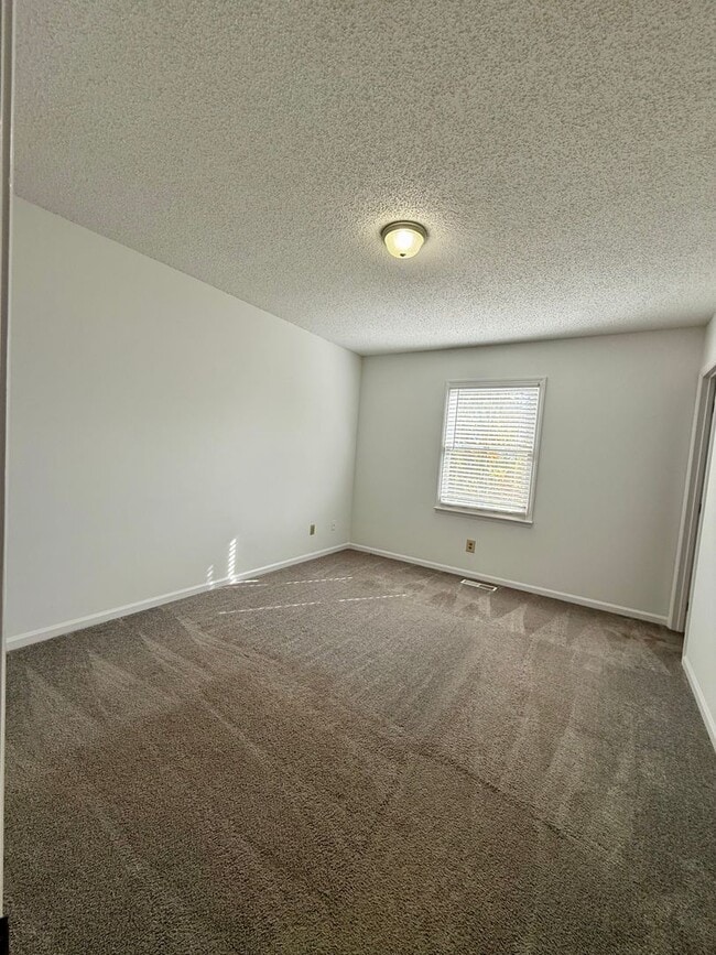 Building Photo - Two Bedroom Duplex with Garage and Storage...