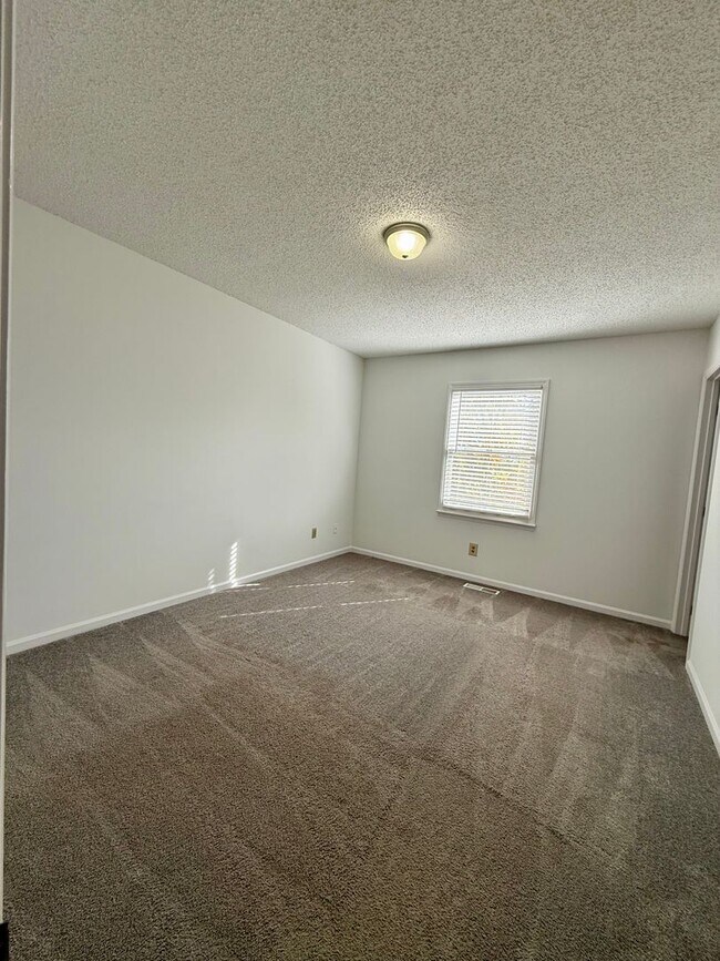 Foto del edificio - Two Bedroom Duplex with Garage and Storage...