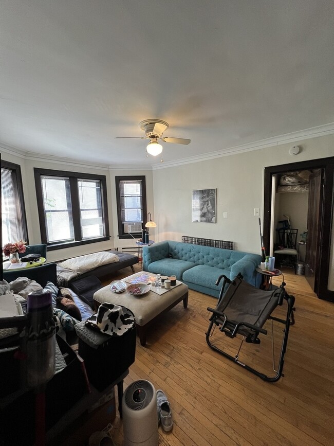 Building Photo - 3843 N Greenview Ave