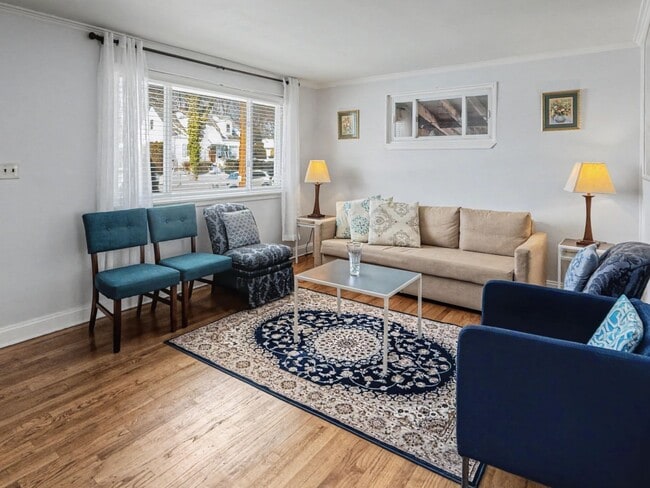 Foto del edificio - Furnished 4BD 2BA Home with Two kitchens, Basement, and Garage!