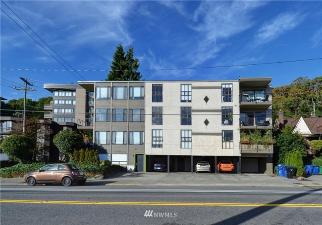 Photo - 2117 Dexter Ave N (Seattle, WA) Apartment