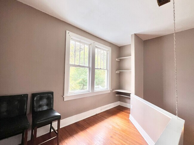 Building Photo - One Bedroom Loft-Style Apartment in Mid Ci...