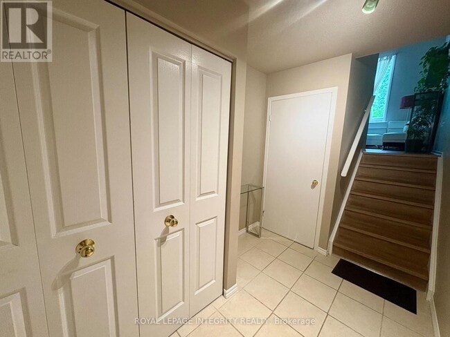 Building Photo - 2415-2415 Southvale Crescent
