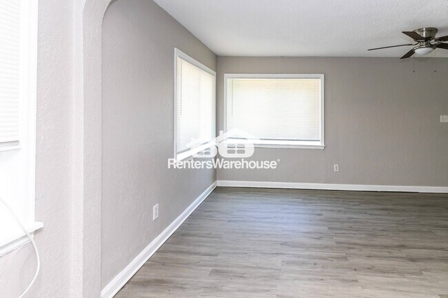 Foto del edificio - 1836 E 77th St