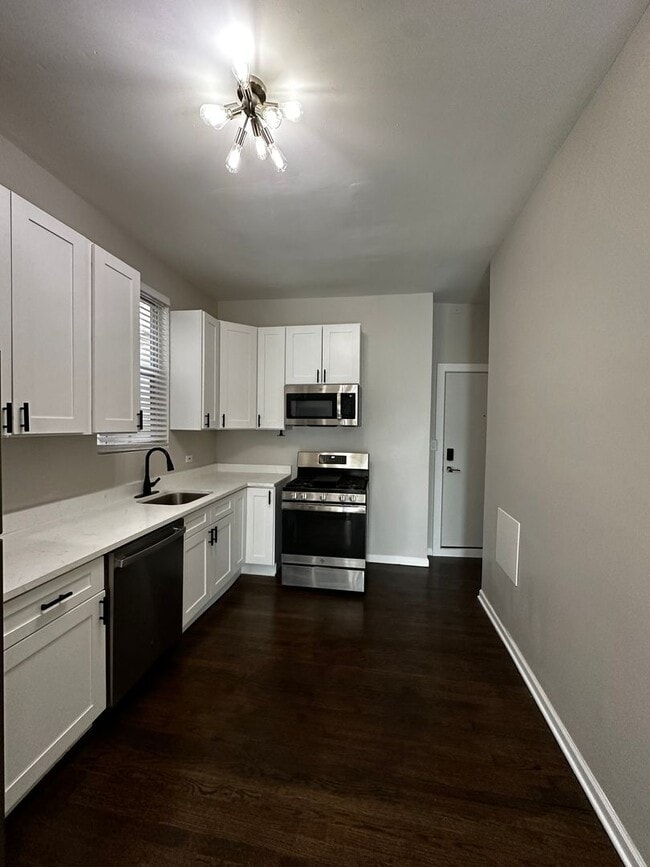 Foto del edificio - Beautiful Updated 1 bed in Logan Square Ne...
