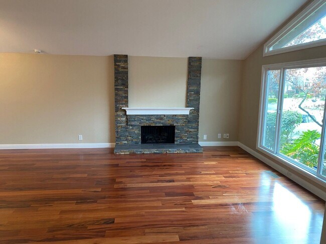 Foto del edificio - Beautiful 4 Bedroom 2.5 Bath Home in Los Gatos Cul de sac with Pool!