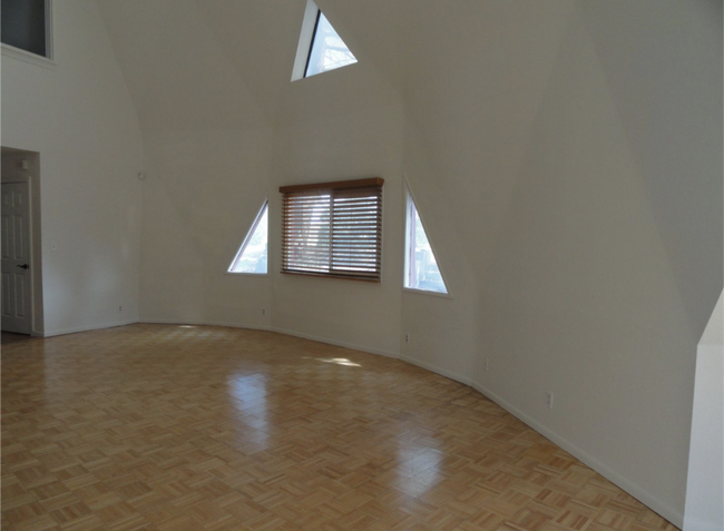 Foto del edificio - Spacious 2 story home located in West Golden Hills