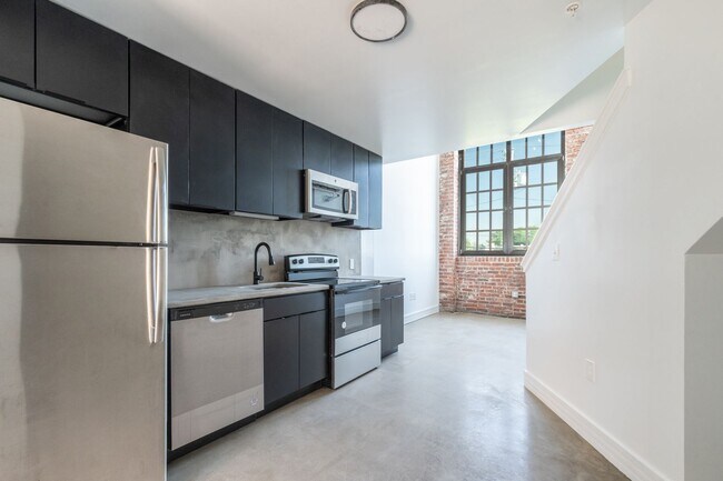 Building Photo - 3003 W Glenwood Ave