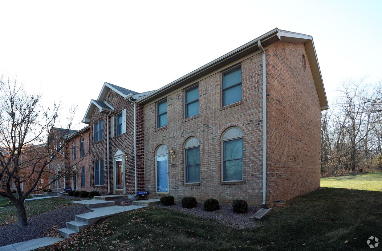 Building Photo - Eagle's Nest Townhomes