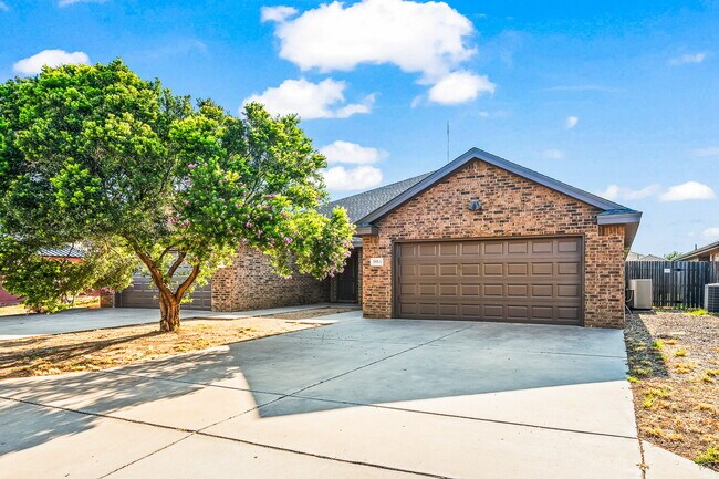 Building Photo - Spacious 3BR/2BA Duplex with 2-Car Garage & Stainless Appliances