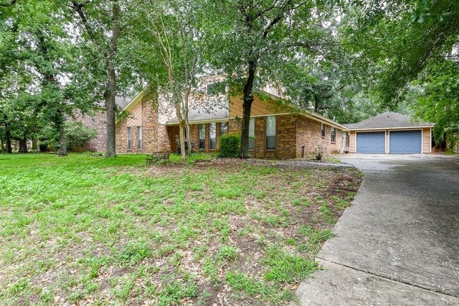 Building Photo - 115 Pine Manor Dr