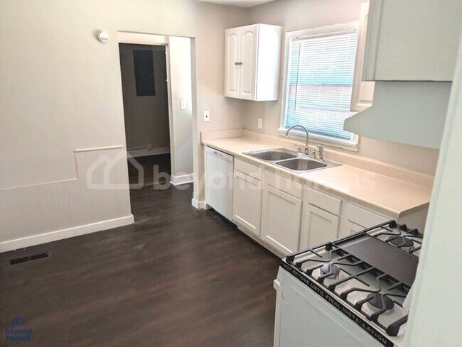 Foto del edificio - Updated Bungalow with Massive Deck and Fully Fenced Yard!