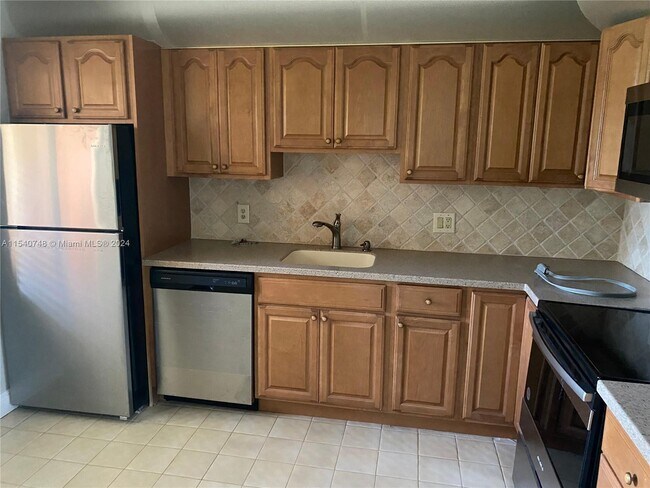 Building Photo - 389 Lakeview Dr