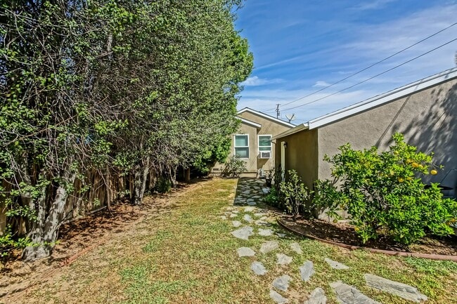 Foto del edificio - REMODELED, CHARMING & AIRY 3BR2BA HOME W/ OFFICE ON A LARGE LOT W/ NICELY LANDSCAPED FRONT YARD, ...