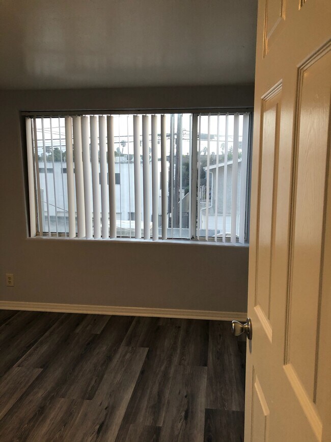 1st bedroom, Beautiful new floors and paint - 1527 Garnet Ave