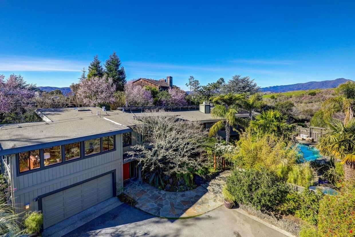 Foto principal - FIVE BEDROOM THREE-AND-A-HALF BATH HOME WI...