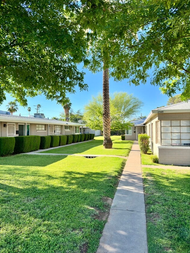 Primary Photo - 2545 E Clarendon Ave