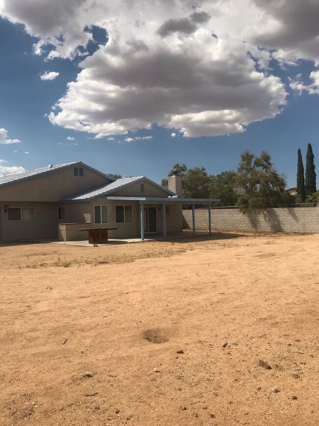 Building Photo - 4 BEDROOM HOME WITH VIEWS, NEAR WAALEW IN SYCAMORE ROCKS AREA OF APPLE VALLEY.