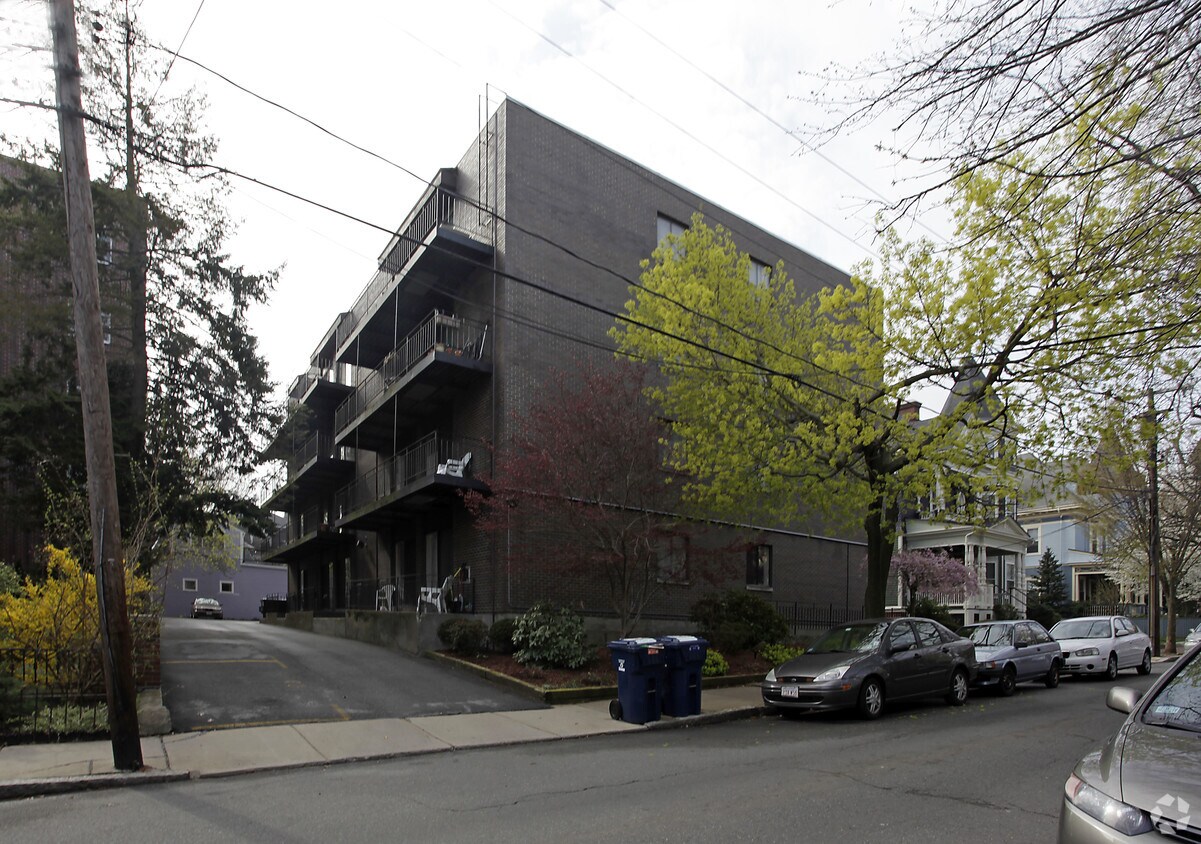 Foto del edificio - 24 Highland Ave